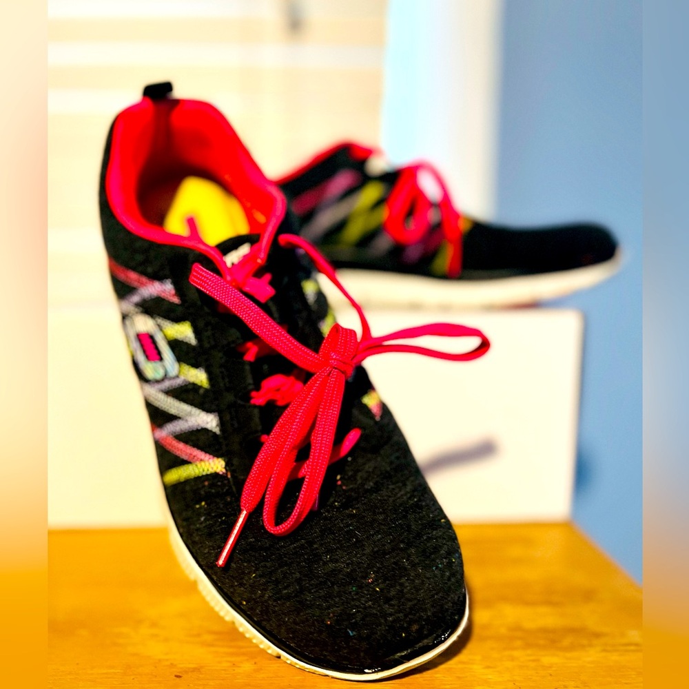 These are Sketchers Memory Flam comfy tennis shoe.